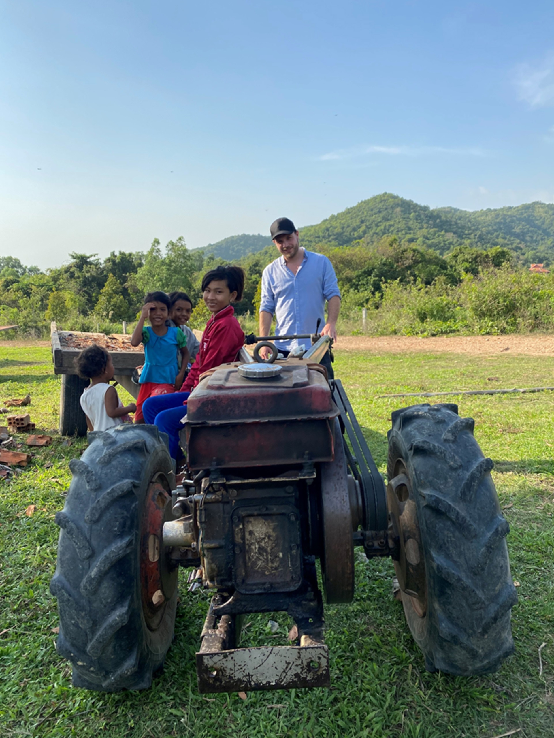 Baie rose 3 Elie et les enfants dans le tracteur